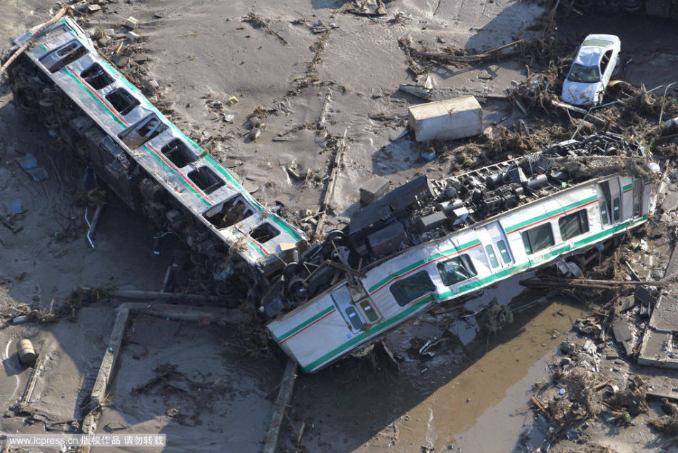 日本新地町常磐线火车被海啸卷走折断