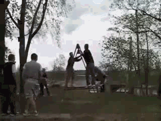小伙子，看样子这几只鸡，把你当成妈妈了！