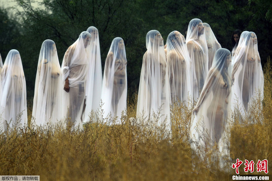 墨西哥裸体志愿者身披薄纱秀行为艺术