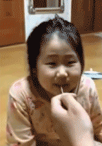 小伙子，看样子这几只鸡，把你当成妈妈了！