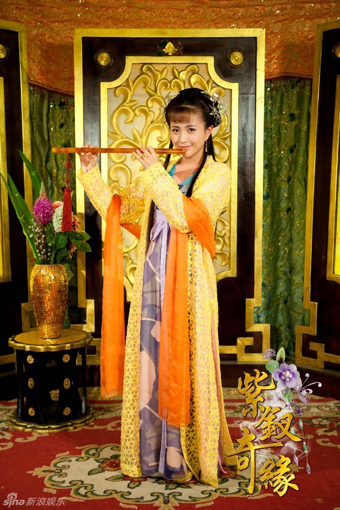 包文婧把玩乐器