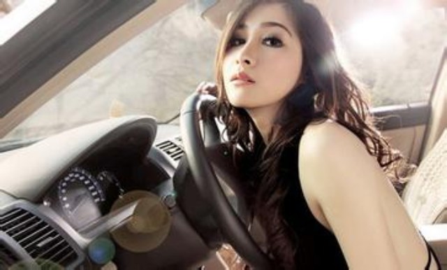 长安街<em>最牛</em><em>停车姐</em> 随车携带自制<em>停车</em>位,给跪