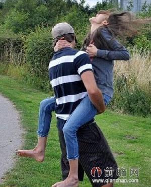 女子拥抱男友撞断肋骨 瘦成骷髅脊椎凸出好吓人