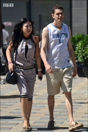 老外爱中国男人 b2aa6525ba61145f300f921793a1ae92_500_750.jpg