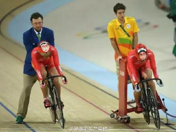 钟天使宫金杰夺得中国首枚自行车奥运金牌，没想到头盔却火了..