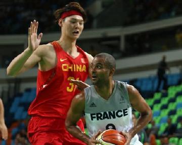 中国男篮内线的累赘 连续两场比赛得0分 最后一战应该放弃他
