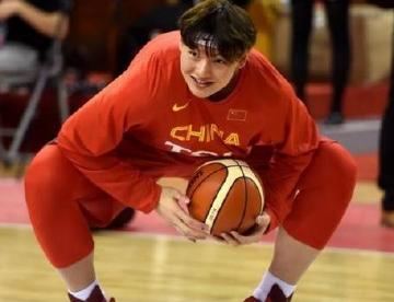 中国男篮内线的累赘 连续两场比赛得0分 最后一战应该放弃他
