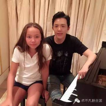 48岁邓文迪与女儿近照曝光，略显苍老，大37岁前夫今年新娶嫩模！