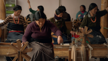 美国女孩带领藏民把围巾卖给爱马仕，她怎么做到的？