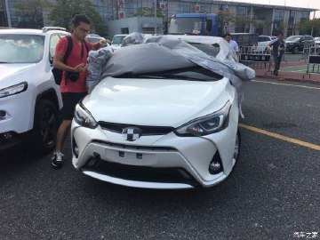 外观方面,新款yaris l 致炫三厢版与一汽丰田威驰一脉相承