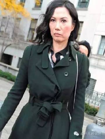 48岁邓文迪与女儿近照曝光，略显苍老，大37岁前夫今年新娶嫩模！