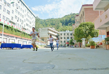 中国少儿艺术教育专项基金会向陕西山区学校.