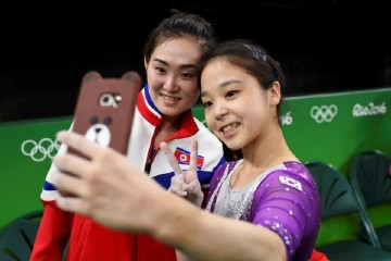 体育无国界，朝鲜韩国运动员合影自拍成亮点
