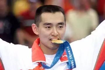 孔令辉有“乒乓王子”之称,世乒赛、世界杯和奥运会乒乓球男子单打“大满贯”得主。现在是中国女子乒乓球队的主教练。