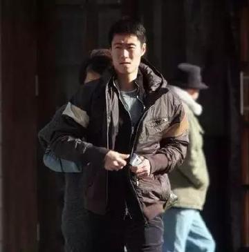 身高186的王励勤,高大挺拔的外形备受时尚圈喜爱,走哪都自带一股T台风,曾经和赵薇的感情也备受媒体关注。