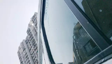 雨天开车，车窗玻璃上涂上这些东西，视线真的会变好吗？