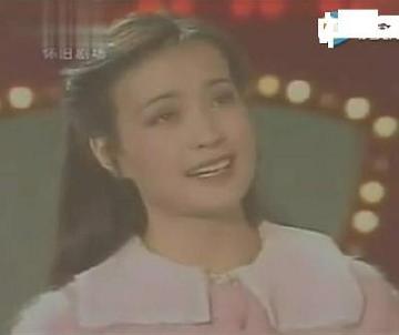 刘晓庆忆青春，28岁主持春晚还唱歌，如今已61岁