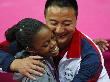 中国教练带美国体操走向巅峰，美街道用他名字命名