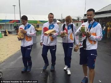 外媒说中国选手参加奥运疯狂爱吃麦当劳。中国选手：你懂什么。