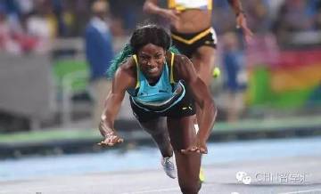 女子400米决赛，她摔向终点夺冠，可美国网友却看出了猫腻！