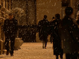 你站在小路的这一端,看着他逐渐消失在小路转弯的地方,而且,他用背影