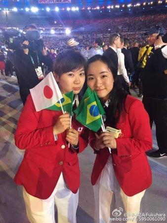 福原爱和伊藤美诚开幕式合影
