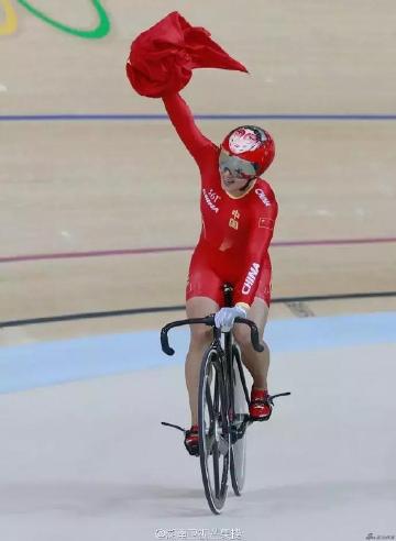 钟天使宫金杰夺得中国首枚自行车奥运金牌，没想到头盔却火了..