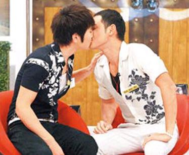 俞灏明王栎鑫激情拥吻!出柜了!好多男星上演男男激吻,辣眼睛 俞灏明王栎鑫激情拥吻!出柜了!好多男星上演男男激吻,辣眼睛