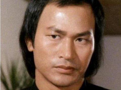 他擅长空手道跆拳道,一人力战成龙元彪洪金. 来