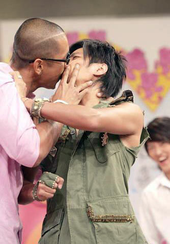 俞灏明王栎鑫激情拥吻!出柜了!好多男星上演男男激吻,辣眼睛 俞灏明王栎鑫激情拥吻!出柜了!好多男星上演男男激吻,辣眼睛