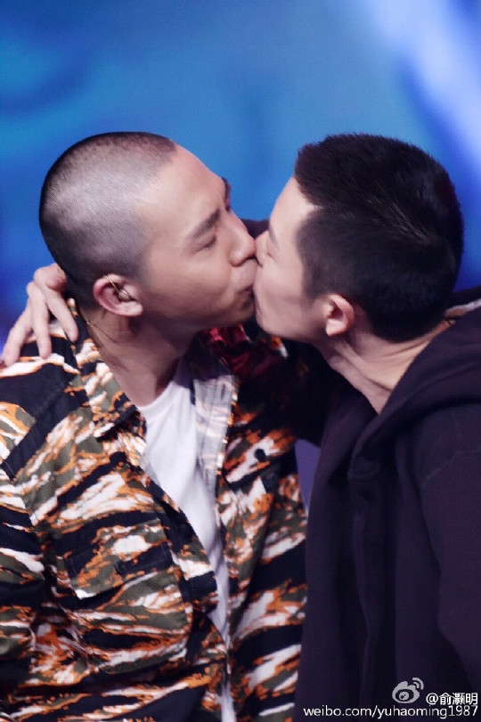 俞灏明王栎鑫激情拥吻!出柜了!好多男星上演男男激吻,辣眼睛 俞灏明王栎鑫激情拥吻!出柜了!好多男星上演男男激吻,辣眼睛
