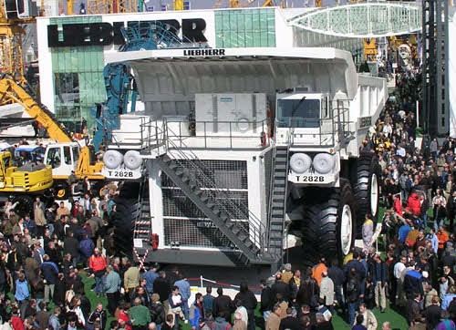 世界上最大的汽车，v型20缸发动机，排量90l，还是油电混动车型