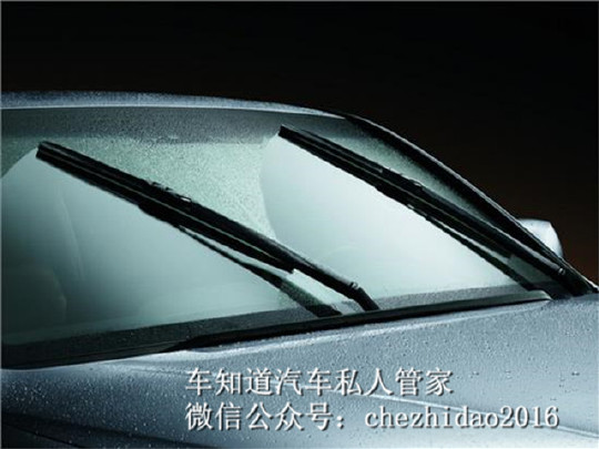 这几天都有降雨,昨天雨中开车发现雨刮器发出难听的噪音,才意识到该换片儿了。雨刮属车身的外饰件,每一枚雨刮片平均每年要在汽车玻璃上刮几十万次以上,一年365天每天24小时都要接受风吹、雨淋、日晒、臭氧等自然环境的破坏,从安装上车便开始了它的劣化过程。客观的说,我们车子上的雨刮器耐久性并不是很高。雨刮在使用的过程中使用不当,很容易造成雨刮片的损坏,另外,无论任何材质的雨刮片都会因环境因素而变坏。有的车子甚至雨刮根本还没怎么用就坏掉了。 那么,怎样正确使用雨刮器延长它的寿命? 1、一定要在有雨水的情况下使用。