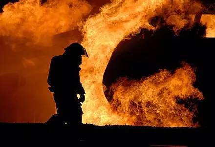 梦见上坟，探索梦境中的祖先与自我对话