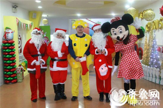 济南家长义工变身圣诞老人 快乐宝贝挑战圣诞