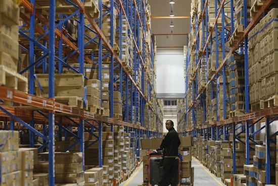 苏宁东西湖物流仓库紧张备货 箱子堆到天花板