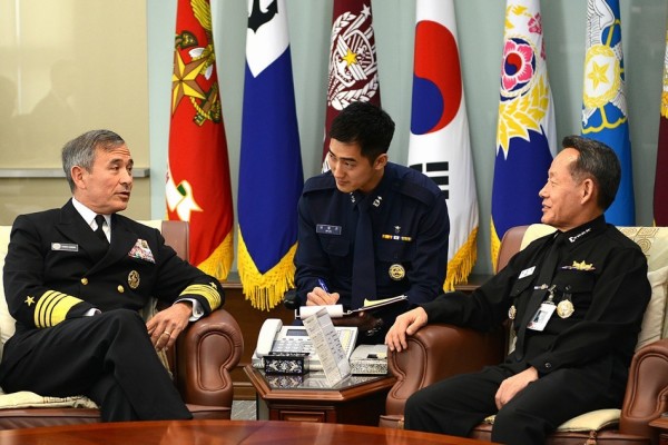 韩国为美日裔上将发奖章