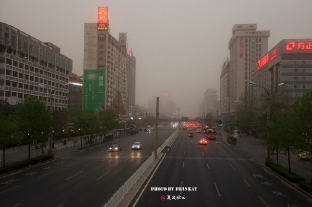 【实拍】北京遭受严重沙尘暴袭击:13年以来最