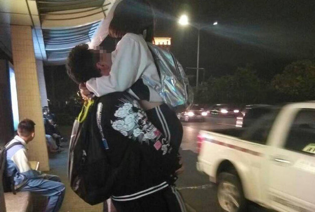 珠海中学生当众亲热引热议