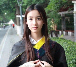 陈都灵晒毕业照被吐槽 憔悴又脸瘫掀起刘海后