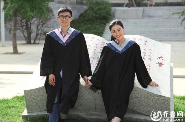 王一羽告诉记者,他们的情侣毕业照全部取景于校园,希望以此留住他们在