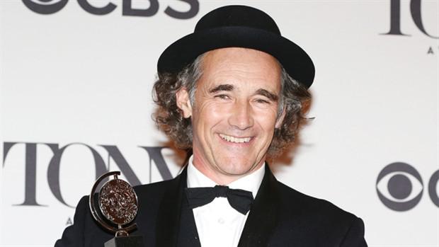 斯皮尔伯格找到“吹梦巨人” 莎剧大师演童话 斯导两部新作背靠背_手机新浪网