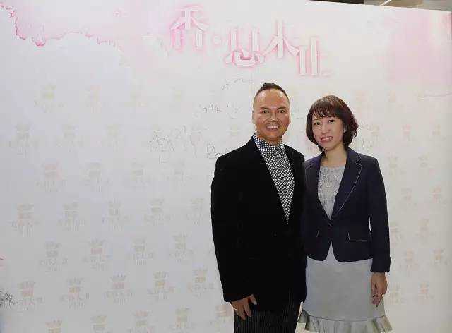 美容大赏香水展太美啦!大家竟然都忍不住举起