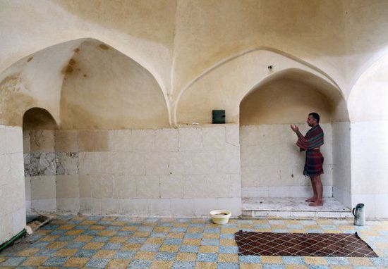 39岁的澡堂工人heidar javadi利用休息时间在亚兹德的setareh公共