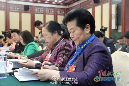 十二届全国人大四次会议期间,江西代表团的女代表巾帼不让须眉,她们