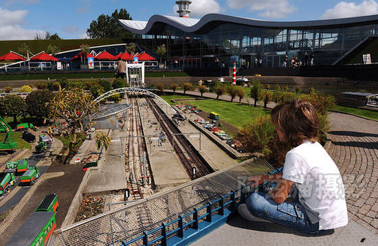 实拍《格列佛游记》中的小人国