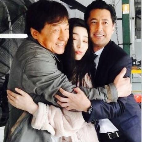 范冰冰遭成龙夹击熊抱 谈李晨求婚没影的事