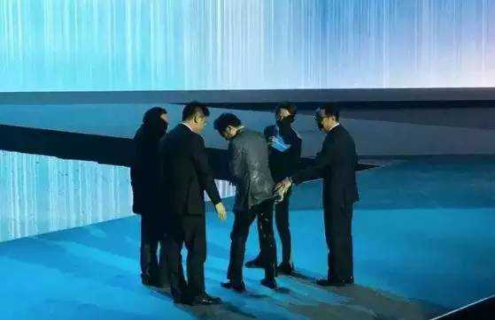 发完史上最强手机,vivo老总掉水里了-信海光微