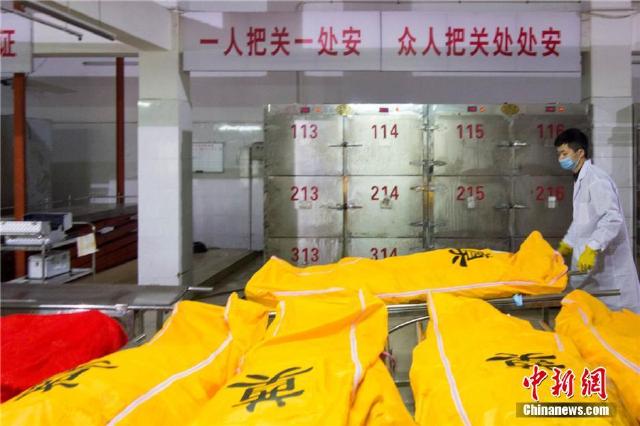 广西柳州市殡葬管理处5名遗体化妆师在该市殡仪馆冷藏室进行遗体化妆