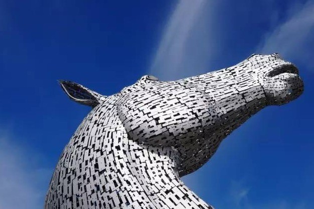 据悉这座马头灵感来源于苏格兰神话怪物kelpie,当地政府期望用它来